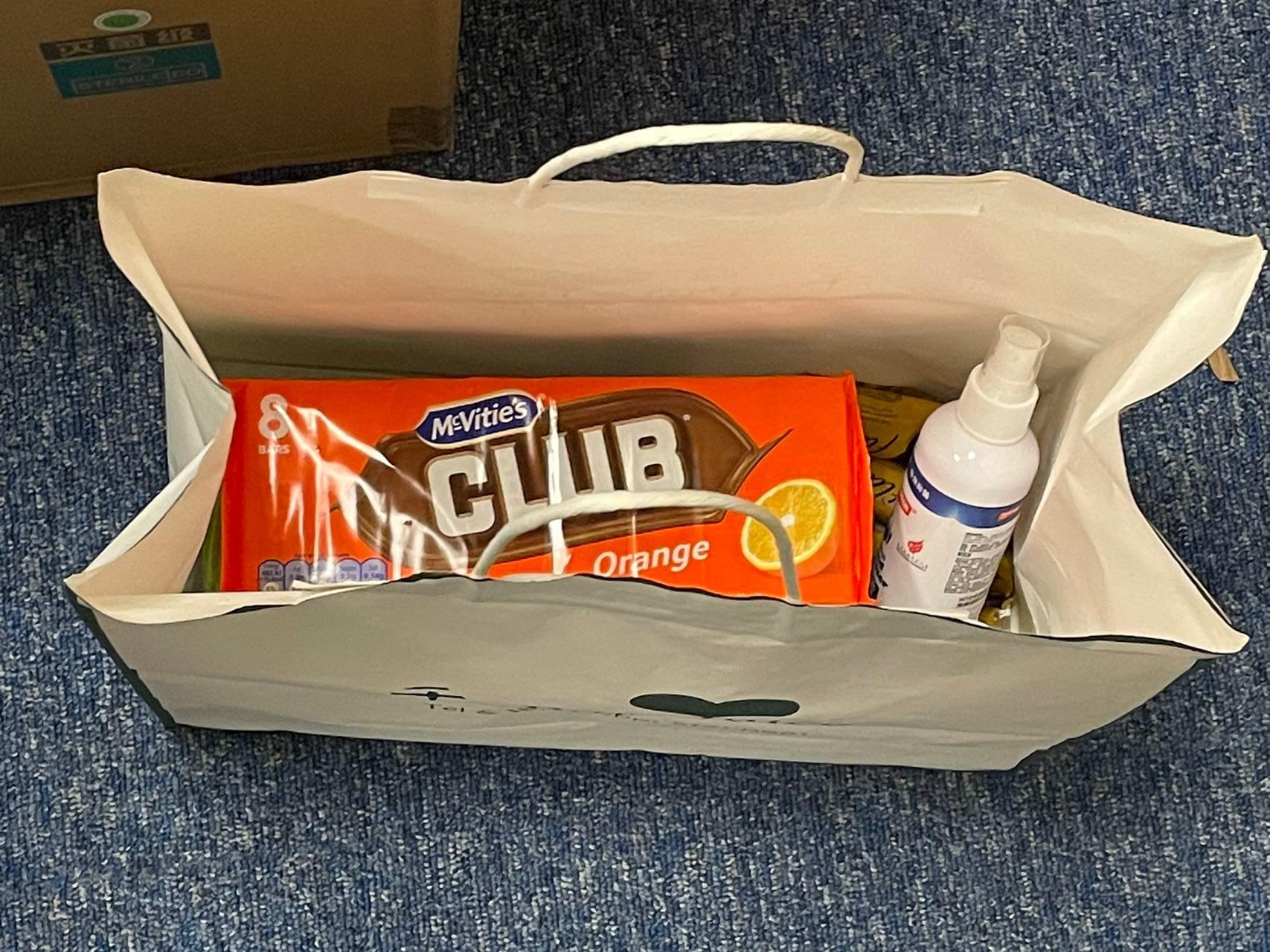 2名內地學生獲安排到西九龍衝鋒隊基地短暫休息,期間警方提供食物及飲料,直至他們於周五中午前往竹篙灣社區隔離設施。(香港警察@FB)