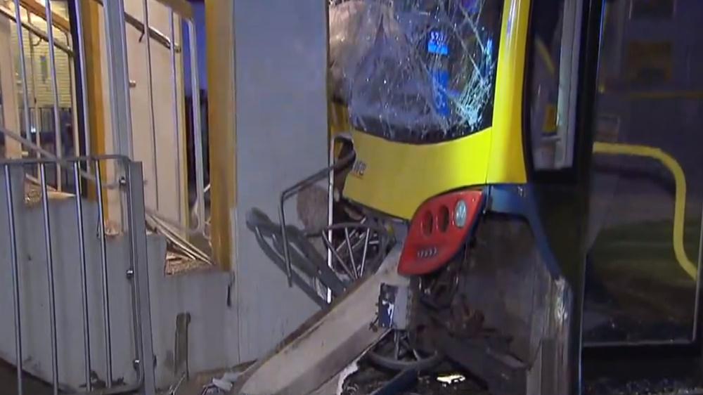 城巴車頭嚴重損毀,擋風玻璃碎裂。(電視截圖)