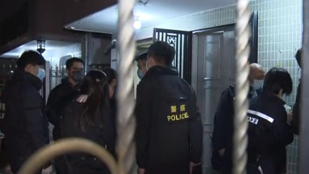 洪水橋48歲女疑炒燶股及情變,偕七旬父母及寵物犬燒炭亡。(電視截圖)