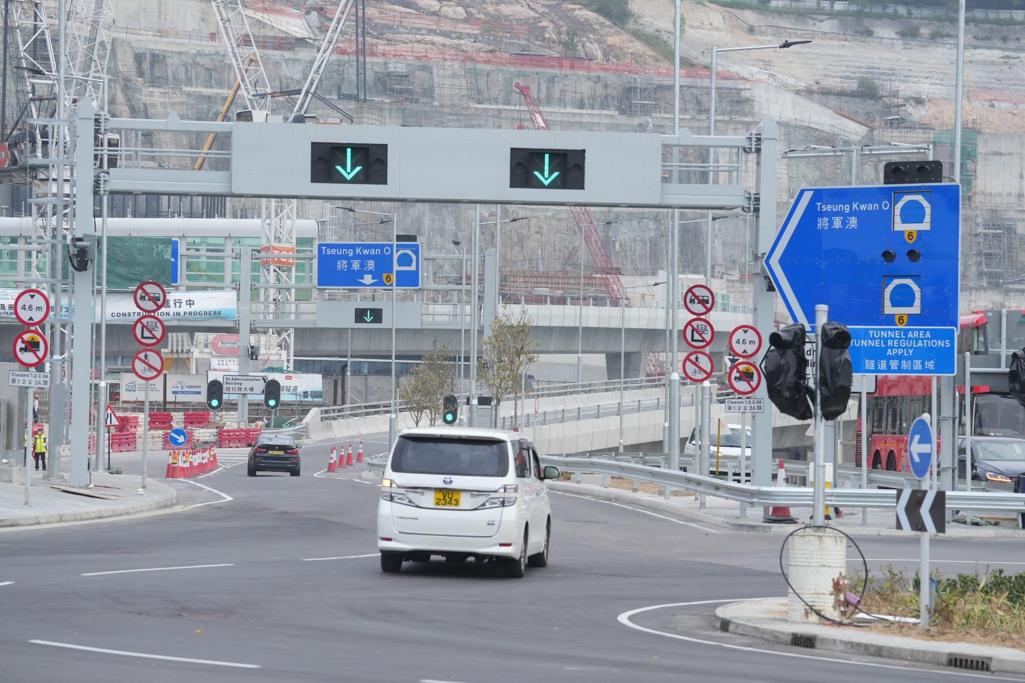 將藍隧道首個工作日,茶果嶺道入口未算多車。(陳奕釗攝)