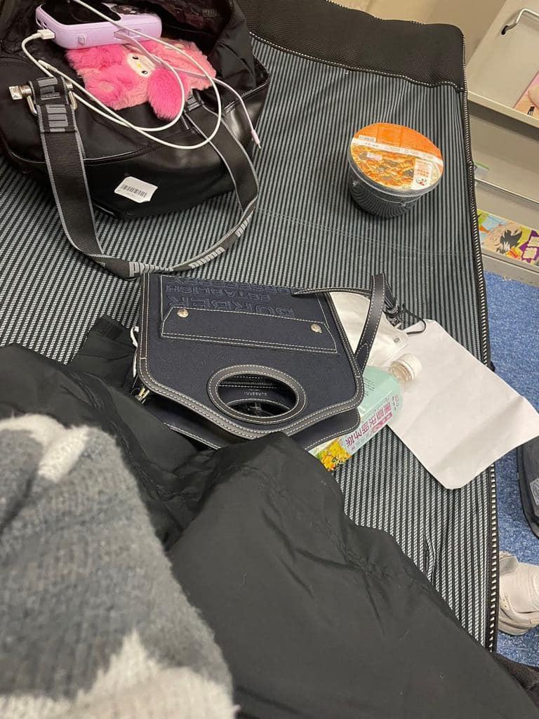 2名內地學生獲安排到西九龍衝鋒隊基地短暫休息,期間警方提供食物及飲料,直至他們於周五中午前往竹篙灣社區隔離設施。(香港警察@FB)