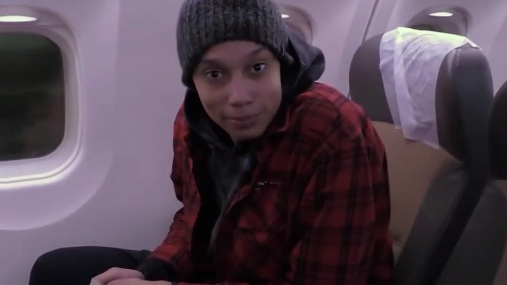 格里納在機上被告知可以回家。(Twitter)