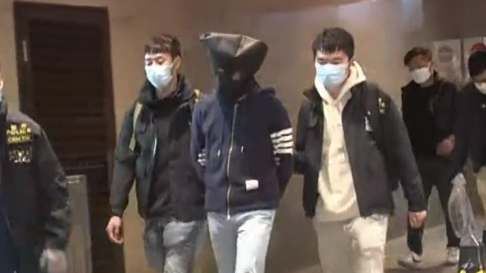 2嫖客光顧援交遭毆劫影裸照,7男女被捕。(電視截圖)