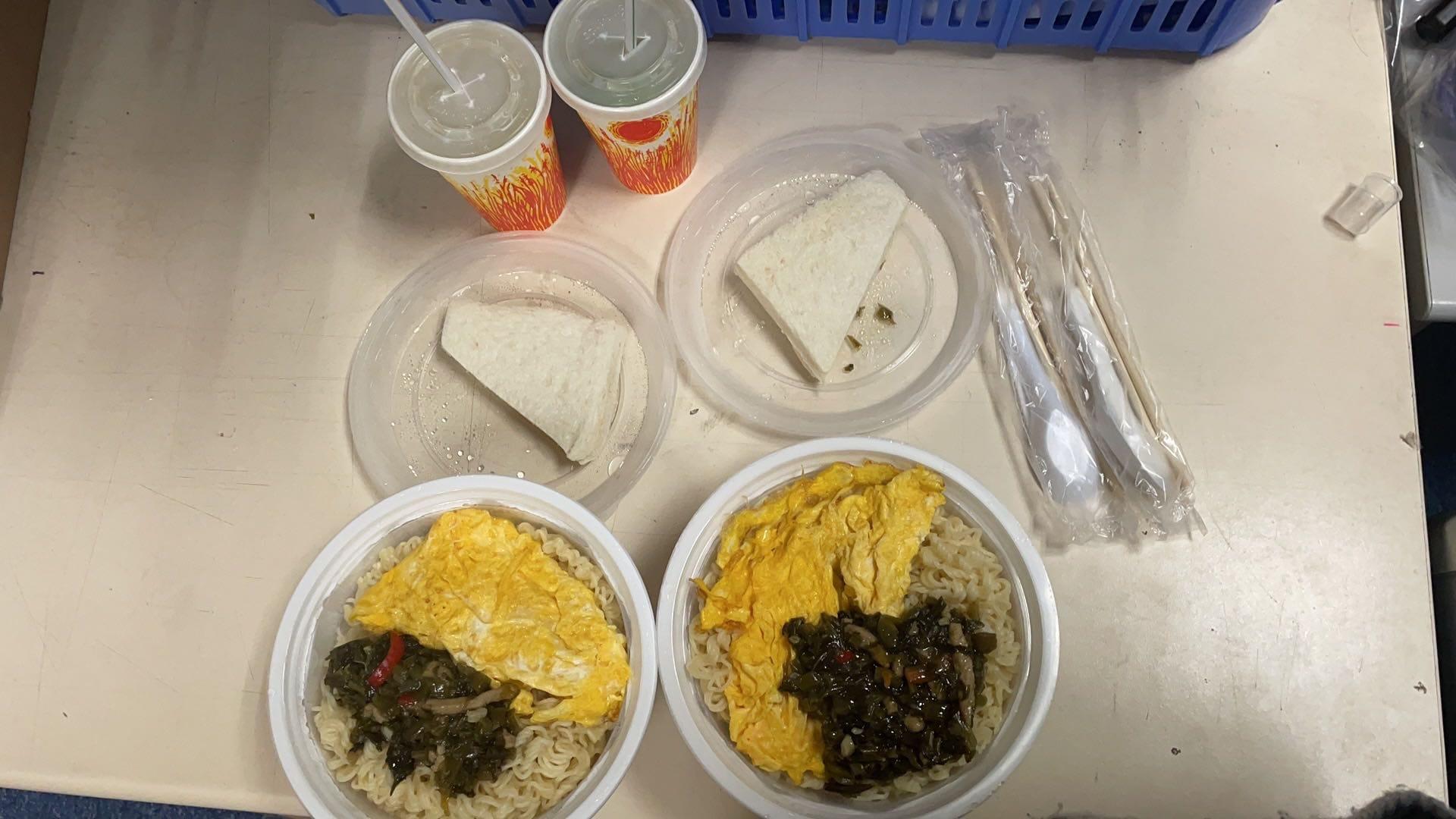 2名內地學生獲安排到西九龍衝鋒隊基地短暫休息,期間警方提供食物及飲料,直至他們於周五中午前往竹篙灣社區隔離設施。(香港警察@FB)