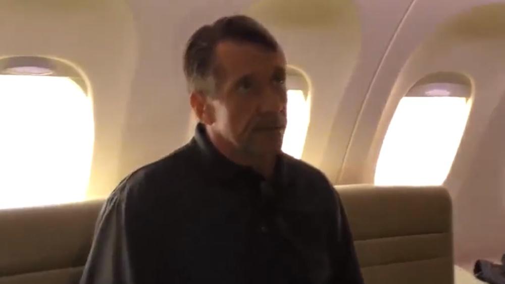 55歲俄軍火商布特獲釋後登上俄方飛機。(Twitter)