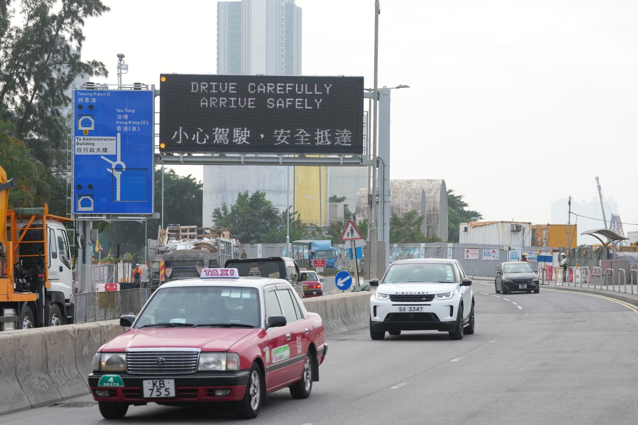 將藍隧道首個工作日,茶果嶺道入口未算多車。(陳奕釗攝)