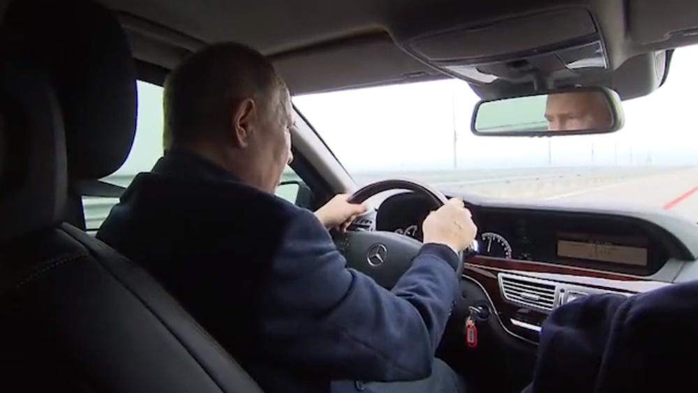 普京駕平治視察克里米亞大橋。(Twitter)