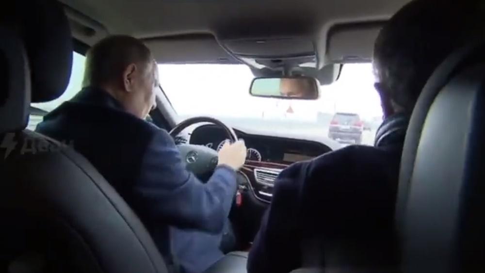 普京駕平治視察克里米亞大橋。(Twitter)