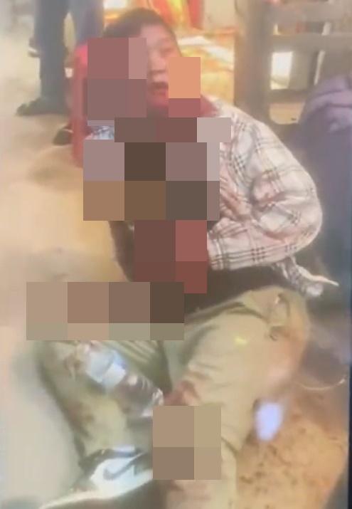 另有影片見「小胖」滿身鮮血倒在地上不停喝水,還拉起上衣察看腹部傷勢。(Twitter)