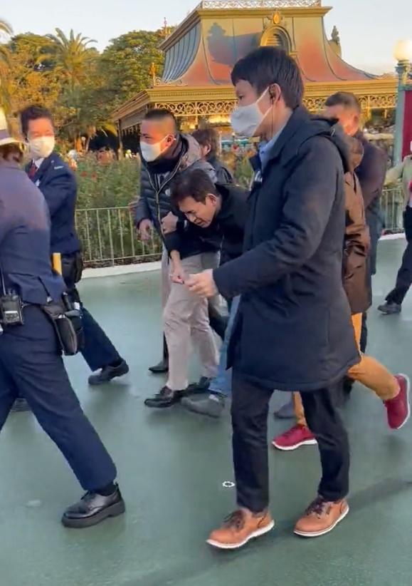 最後警方到場將黑衣男子帶走。(Twitter)