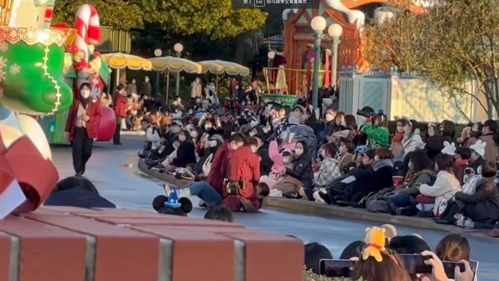 一名保安已掩至,在短短幾秒內將黑衣男制服地上,隨後亦再有數名保安到場協助,場面一度混亂。(Twitter)