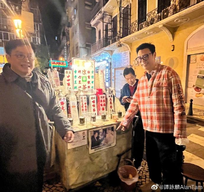 阿倫與阿B在25年後重遇涼茶車仔檔。