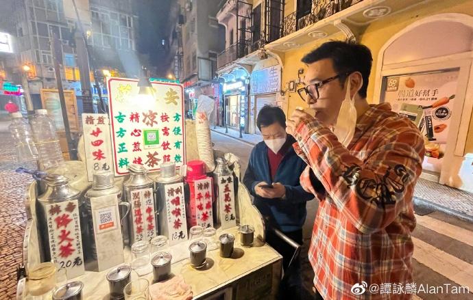 阿倫與阿B在25年後重遇涼茶車仔檔。