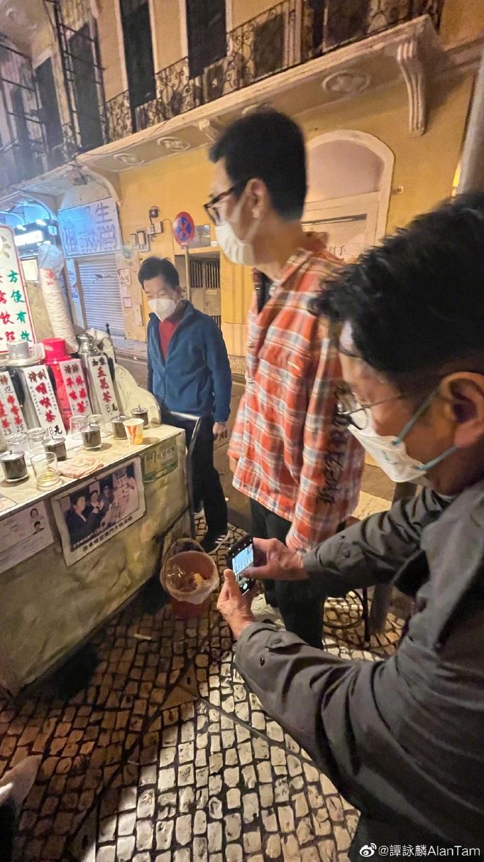 阿倫與阿B在25年後重遇涼茶車仔檔。