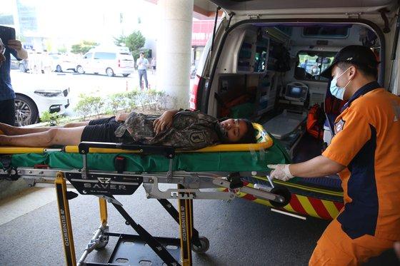 達官於2019年在一場有多達5,790人參與的搜救行動中,成功在深山內尋獲失蹤10日的14歲少女。(網上圖片)