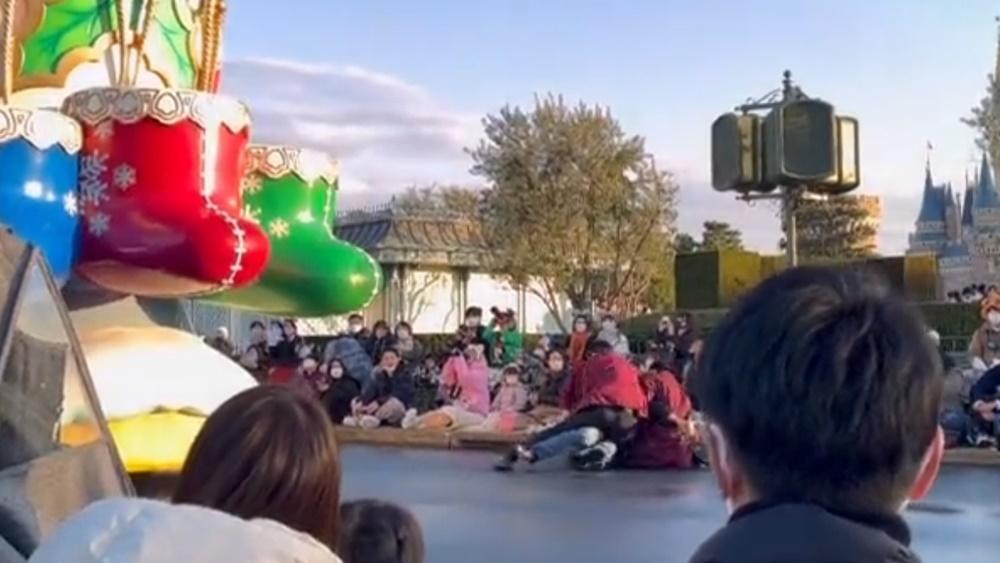 一名保安已掩至,在短短幾秒內將黑衣男制服地上,隨後亦再有數名保安到場協助,場面一度混亂。(Twitter)