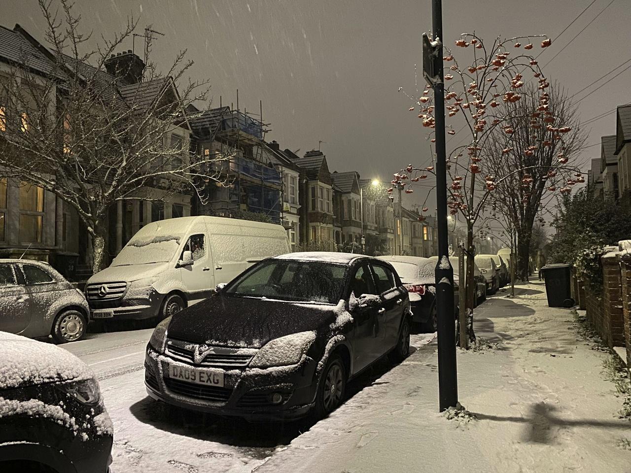 英國受寒潮影響,廣泛地區出現降雪,有河流和湖面結冰。(AP)