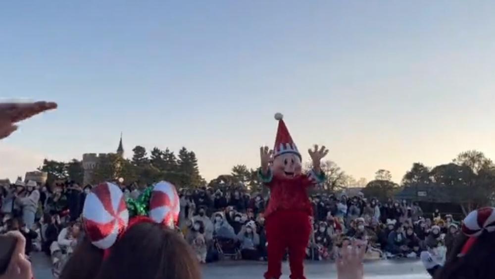 在場內及花車上的卡通人物為了緩和現場緊張氣氛,不斷四出向遊客揮手。(Twitter)