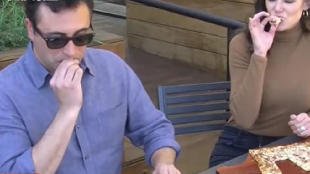 每個Pizza將灑上56克白松露;至於黃金,是指純金金箔,十分奢華。(YouTube)