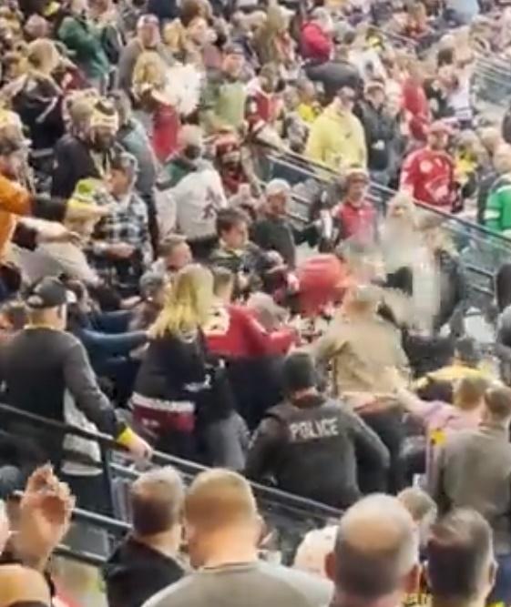 看台上多名球迷拳來腳往,打至跌落下一台階座位列,可見人疊人仍在扭打,場面十分火爆。(Twitter)