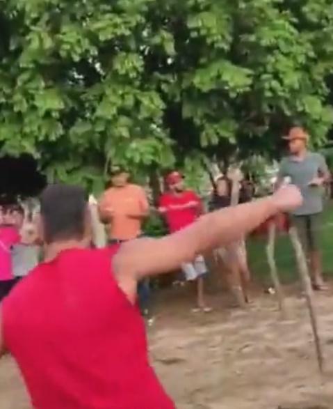 33歲男子Givanilton Alves da Silva隨即展開雙手,歡喜若狂地衝入跑道慶祝贏馬。(Twitter)