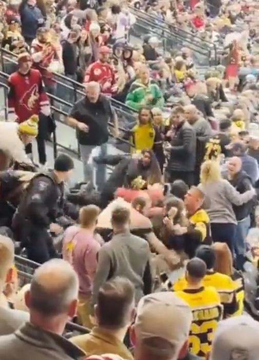 看台上多名球迷拳來腳往,打至跌落下一台階座位列,可見人疊人仍在扭打,場面十分火爆。(Twitter)