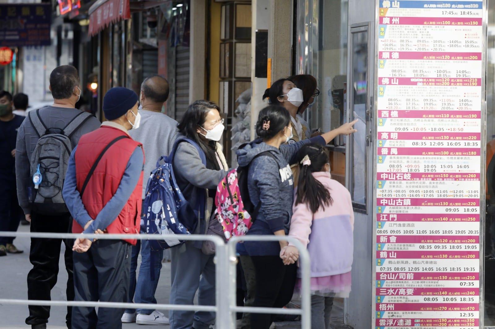 有市民早上完成核酸檢測後,到售票處購買明早出發往澳門的車票。(林俊源攝)