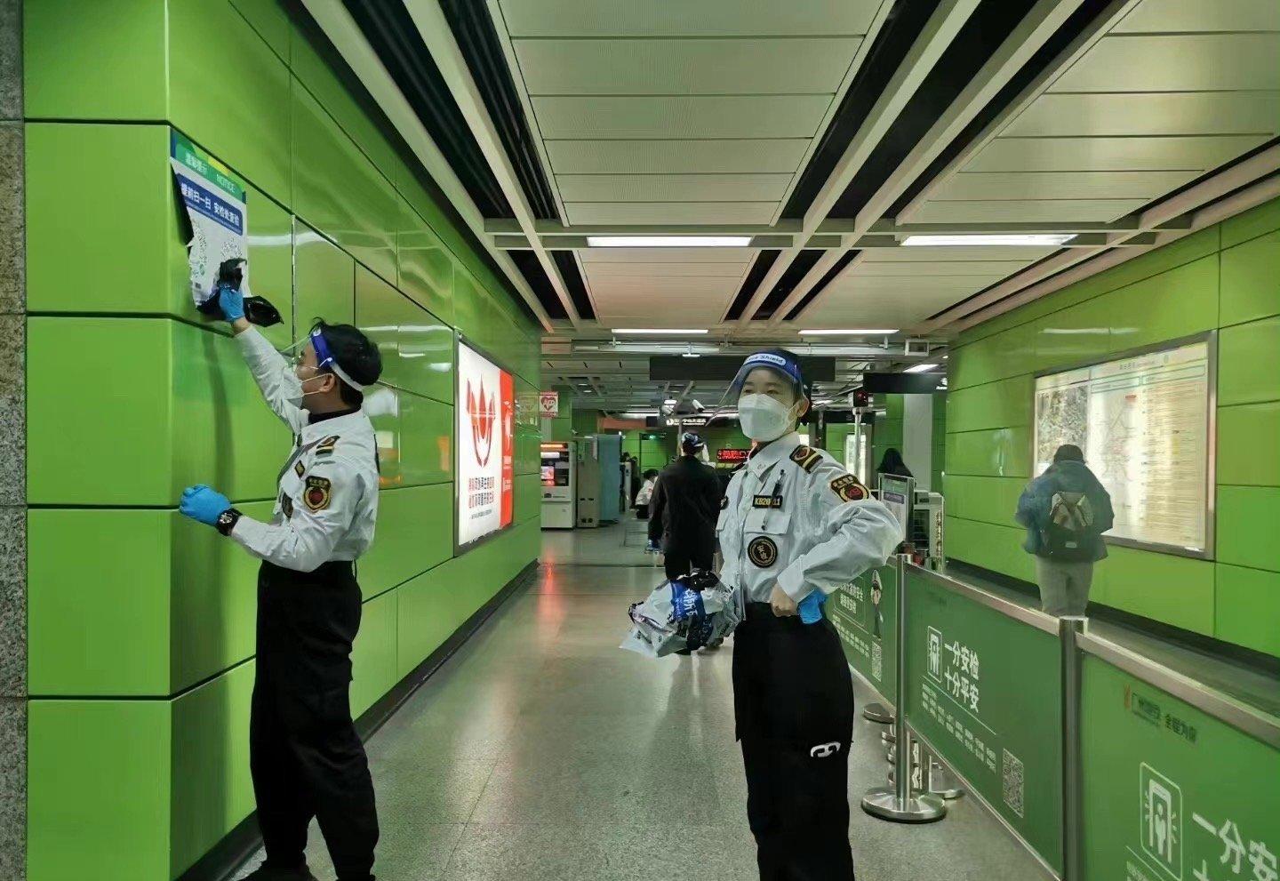 廣州地鐵工作人員撤走健康碼掃碼海報。(互聯網)