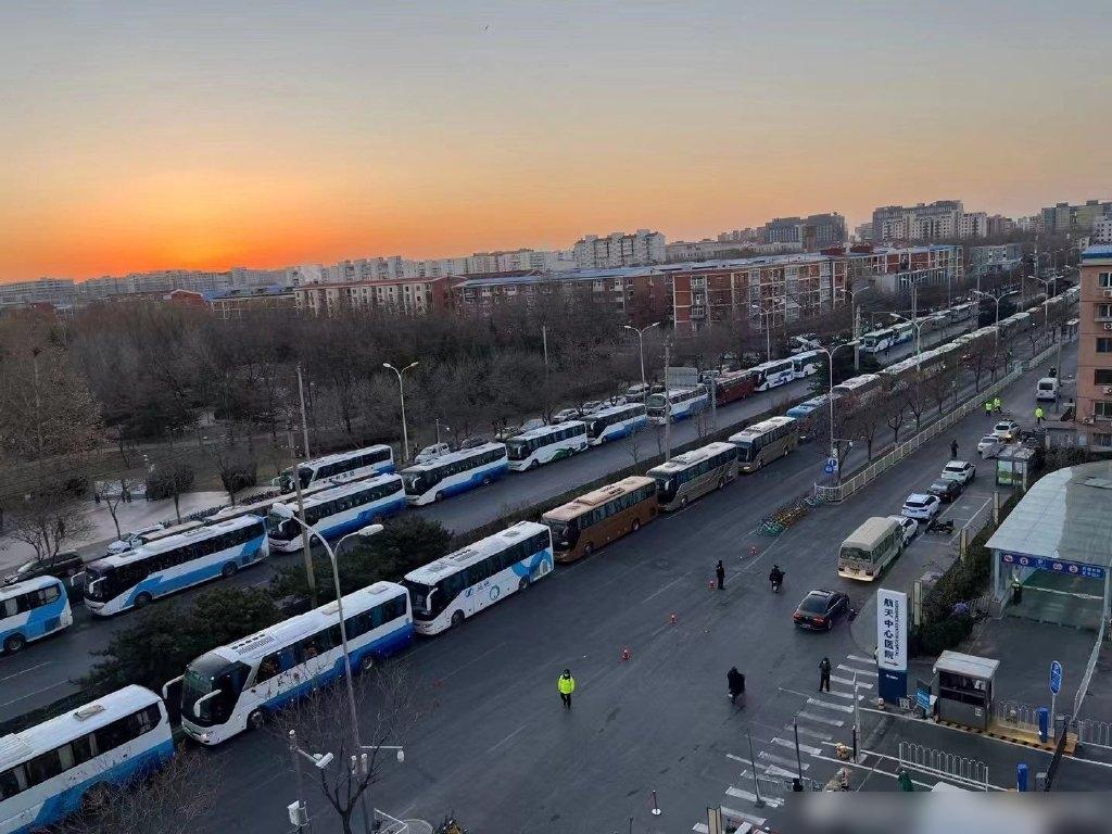網上流傳,八寶山周邊道路出現大批旅遊巴。(互聯網)