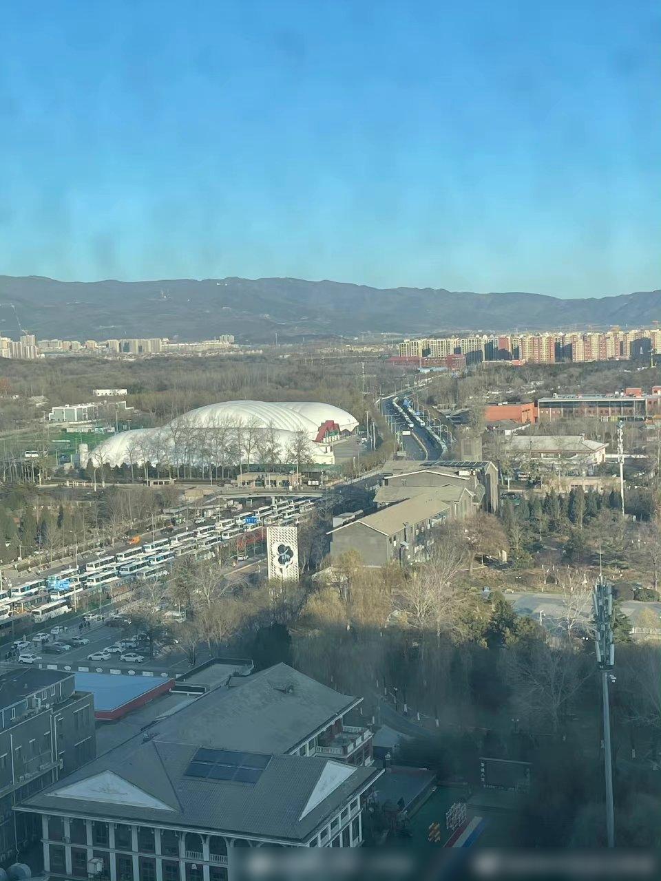 網上流傳,八寶山周邊道路出現大批旅遊巴。(互聯網)