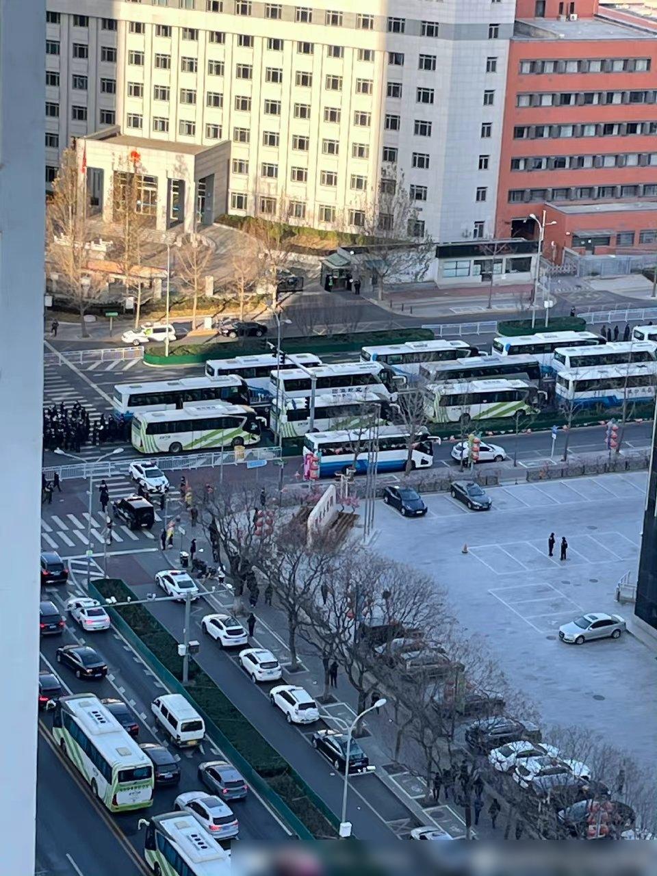 網上流傳,八寶山周邊道路出現大批旅遊巴。(互聯網)