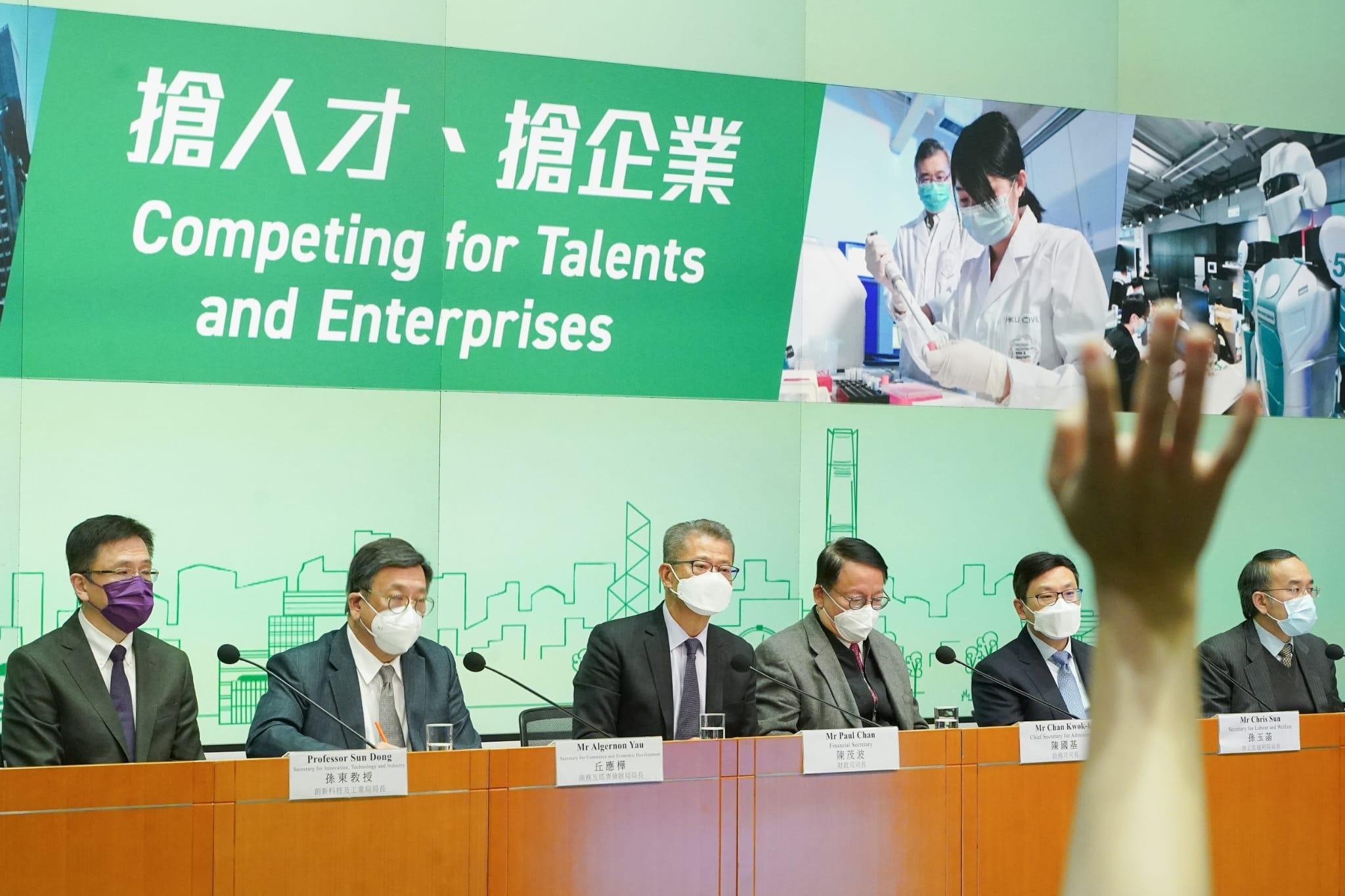 政府下午交代「搶人才」、「搶企業」措施,盼望未來3年每年吸引3.5萬名人才。(李睿哲攝)