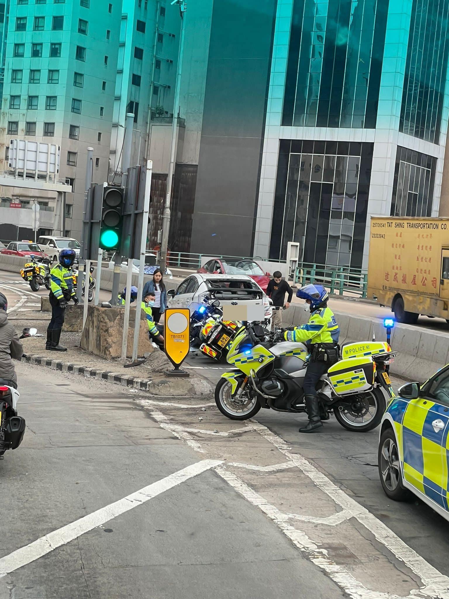 交警鐵馬車頭損毁,私家車車尾凹陷。(馬路的事討論區@fb圖)