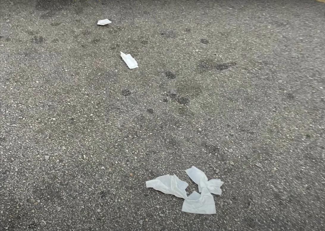 地上留下一堆使用過的濕紙巾。