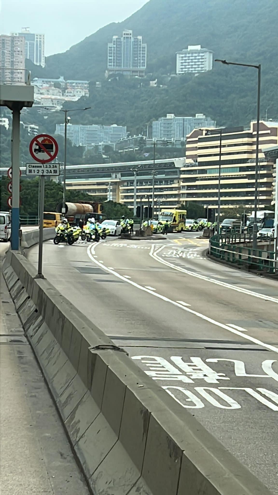 堅拿道天橋交警鐵馬撞到私家車。(馬路的事討論區@fb圖)