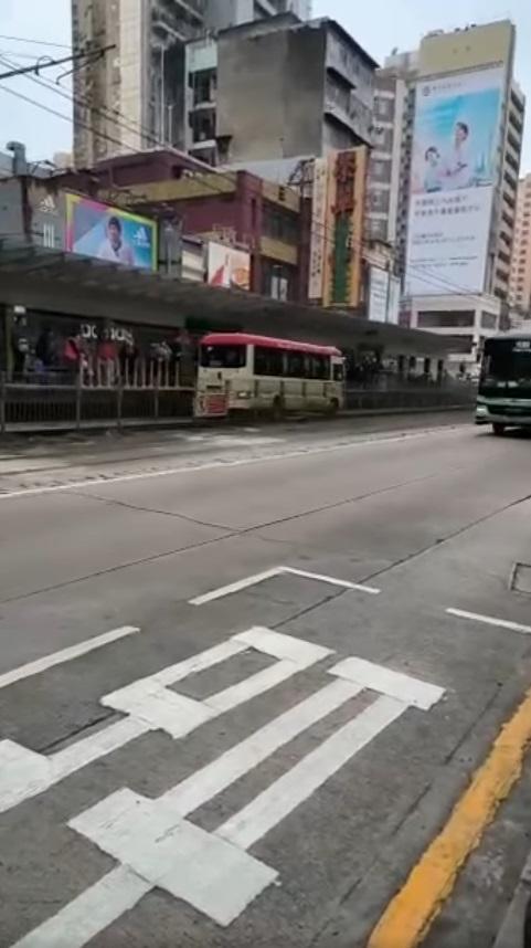 元朗紅色小巴避塞車行輕鐵路軌。(馬路的事討論區@fb圖)