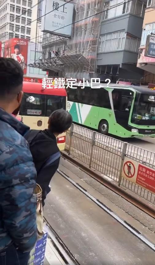 元朗紅色小巴避塞車行輕鐵路軌。(馬路的事討論區@fb圖)