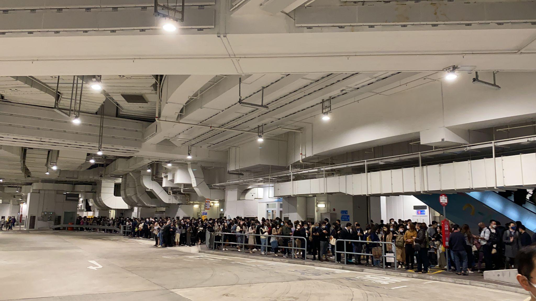 大批乘客轉搭巴士,巴士站大排長龍。(網上圖片)