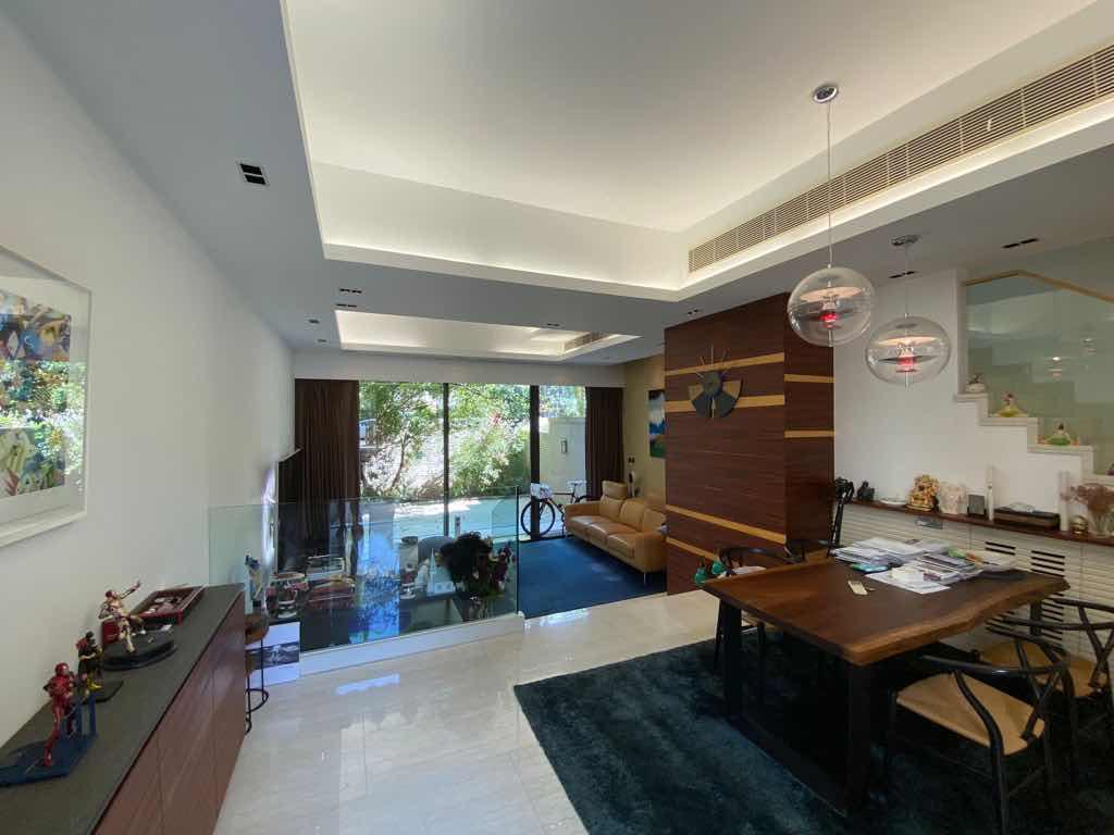 洋房地下為大廳和花園,客廳和飯廳之間有兩級樓梯和透門玻璃分隔,間隔獨立鮮明,同時保留闊落而舒適的空間感。