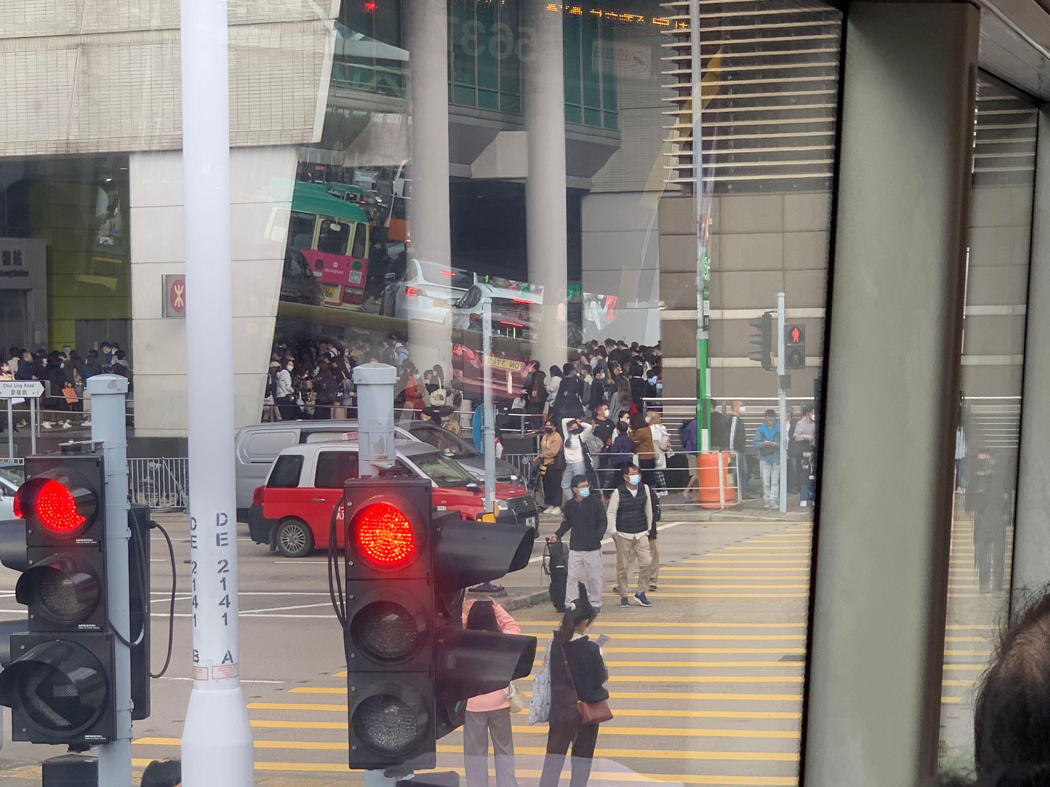 大批乘客轉搭巴士,巴士站大排長龍。(網上圖片)