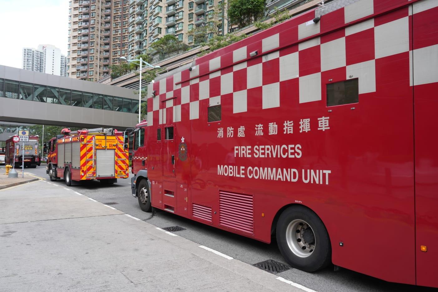 消防派出坍塌搜救專隊到場,協助救援行動以及疏散現場市民。(陳奕釗攝)