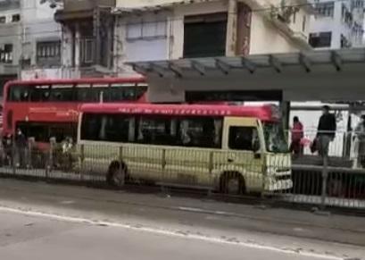 元朗紅色小巴避塞車行輕鐵路軌。(馬路的事討論區@fb圖)