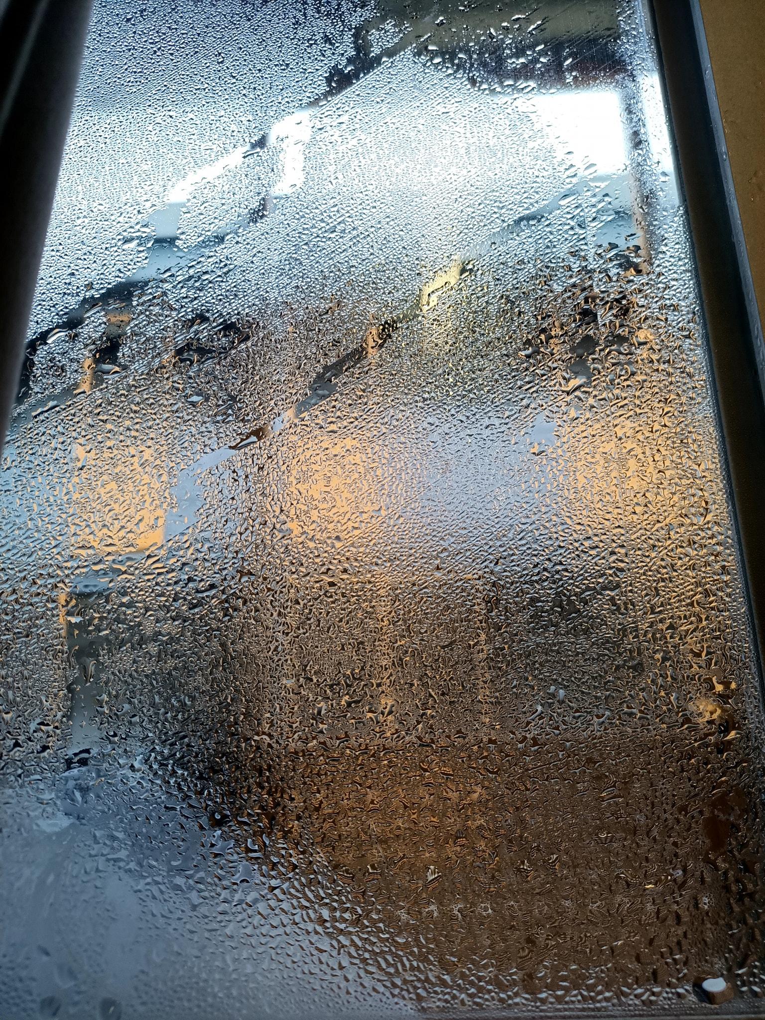 K Kwong指,營內暖氣好勁,像夏天一樣。(K Kwong fb影片截圖)