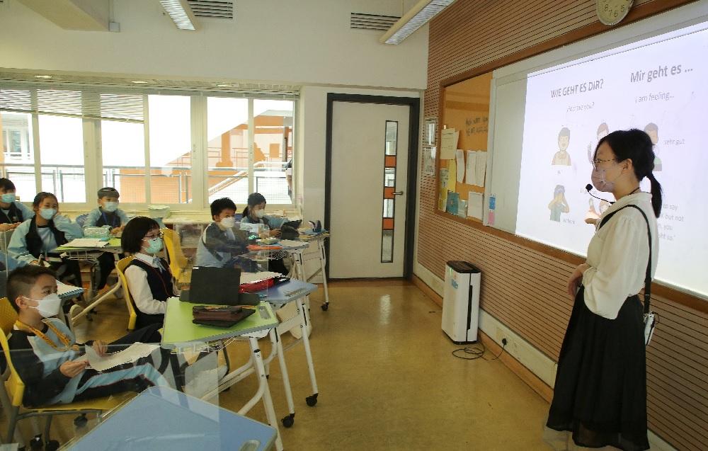 學生由一年級開始學習第三語言,例如德文、法文、西班牙文或日文,讓同學認識其他國家的文化,將來升學的出路更廣闊。