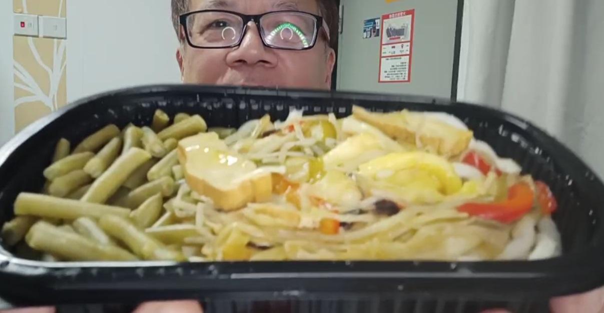 K Kwong又分享營內膳食。(K Kwong fb影片截圖)