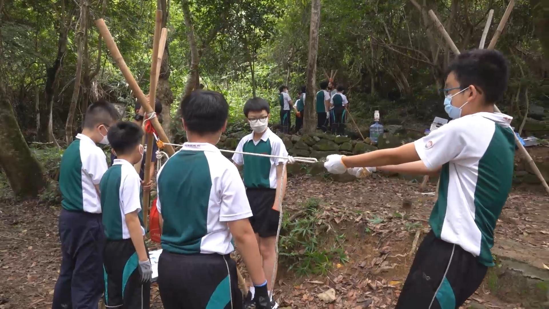 學生分別在實體教室、網上教室及野外教室「三個教室」學習知識。(圖片由英華小學提供)