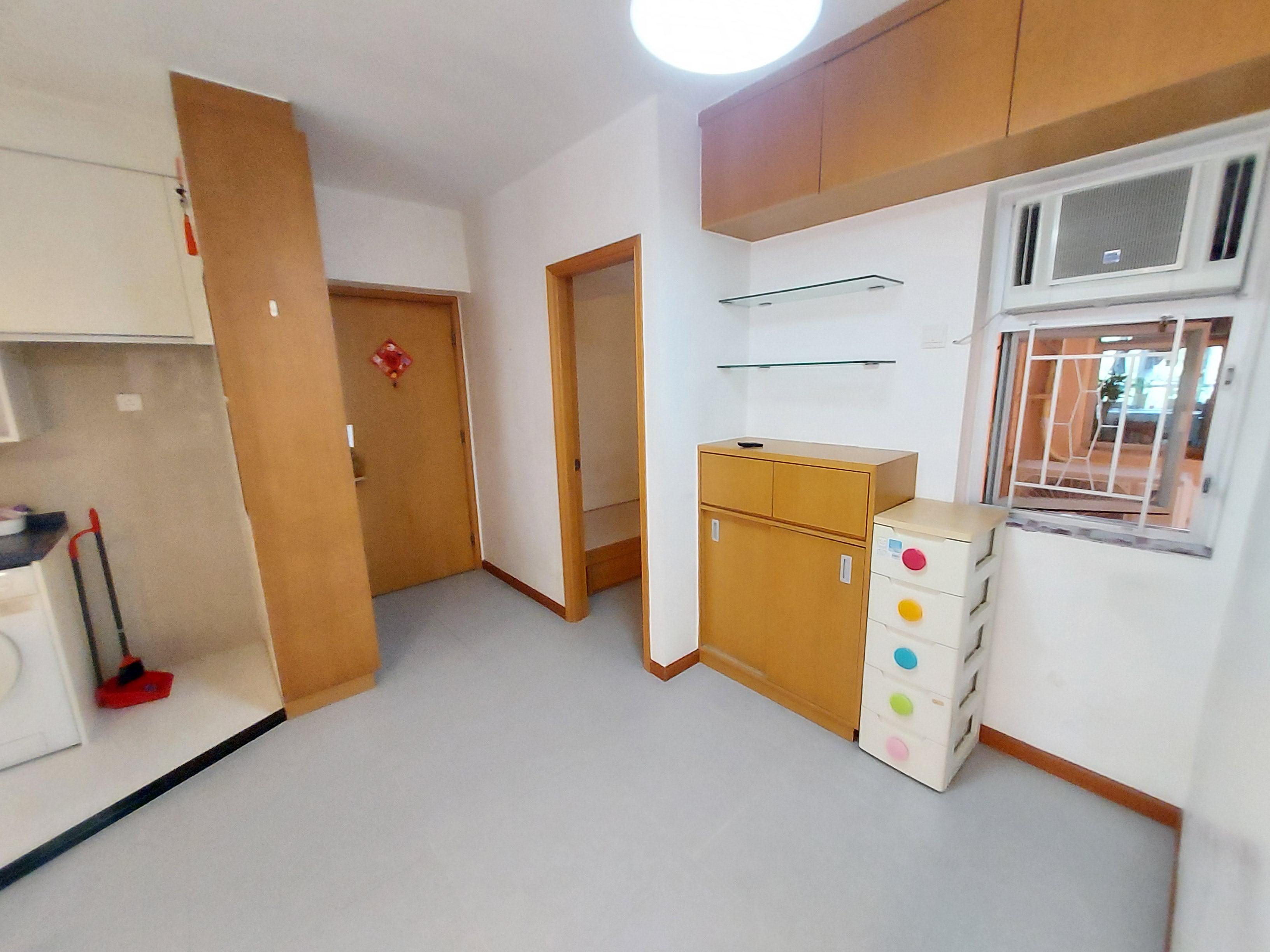 大門口設有玄關位,附設置頂鞋櫃及吊櫃,收納空間不少。