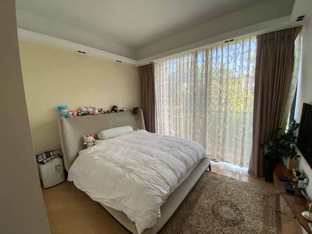 主人套房設有露台,窗外是清幽的園林景致。