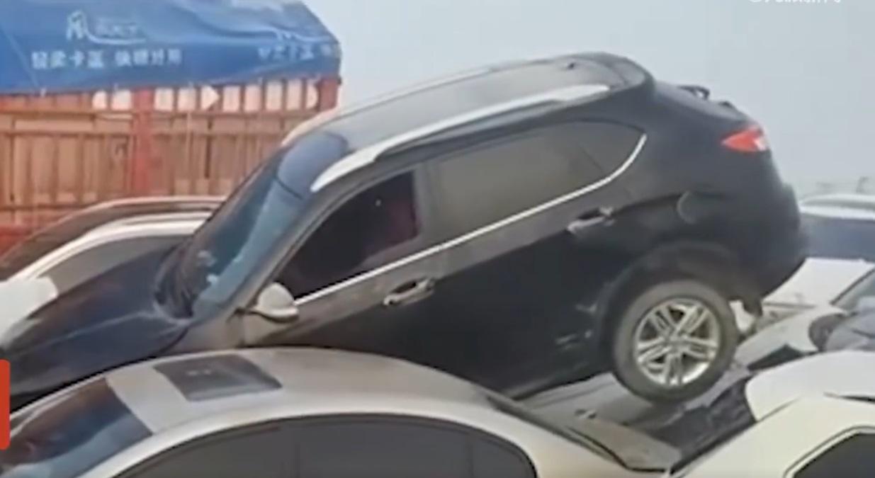 有車輛甚至被撞到飛起,出現「車疊車」情況。(微博影片截圖)