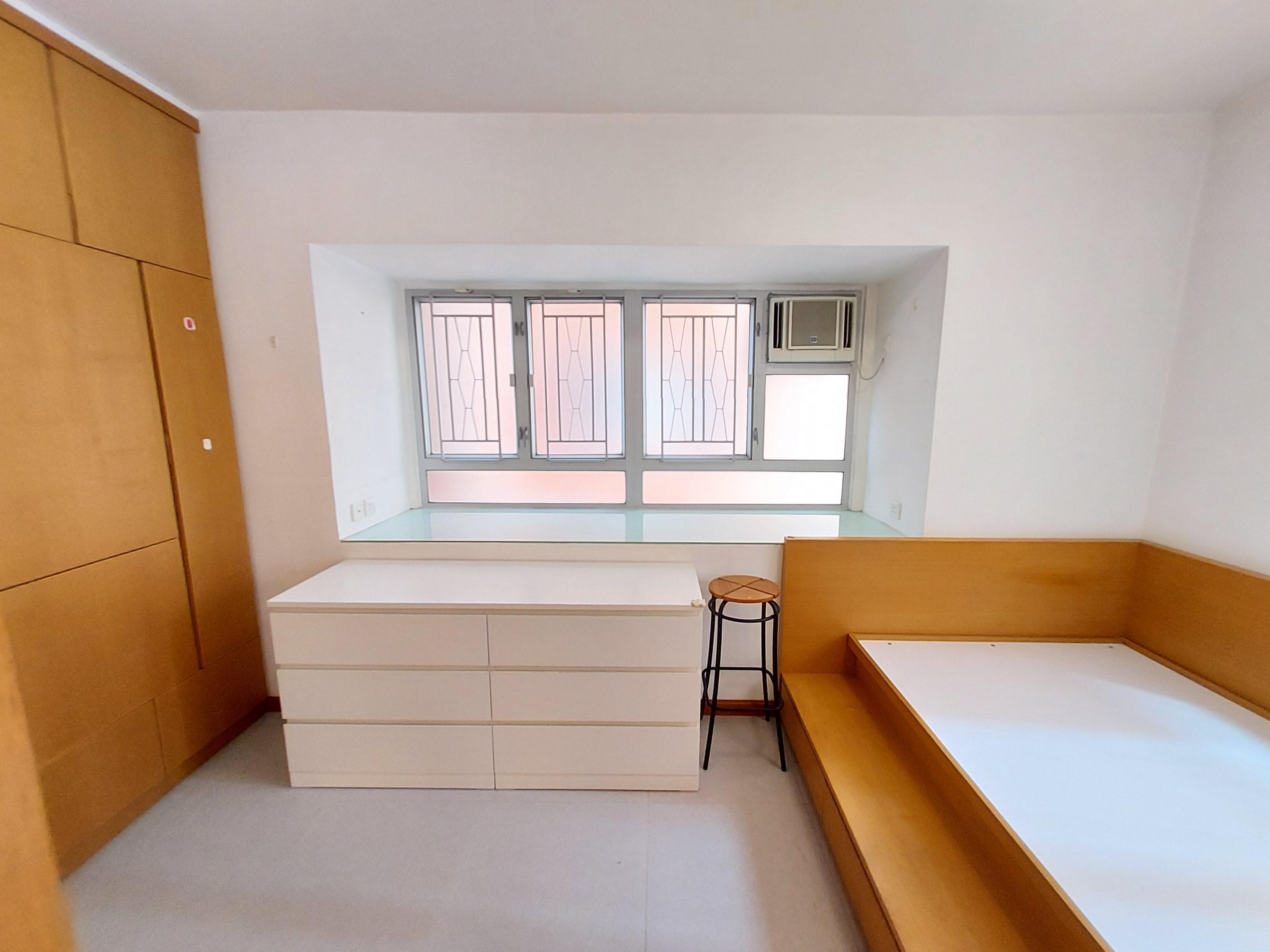 主人房面積非常闊落,配備大衣櫃和床下地櫃等傢俱,新買家只需稍為添置傢俱即可入住。